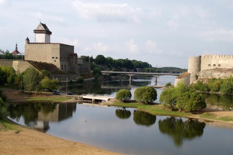 File:Narva linnus ja jõgi.jpg